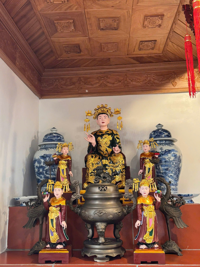 Tượng chùa bà và 4 cô hầu cận